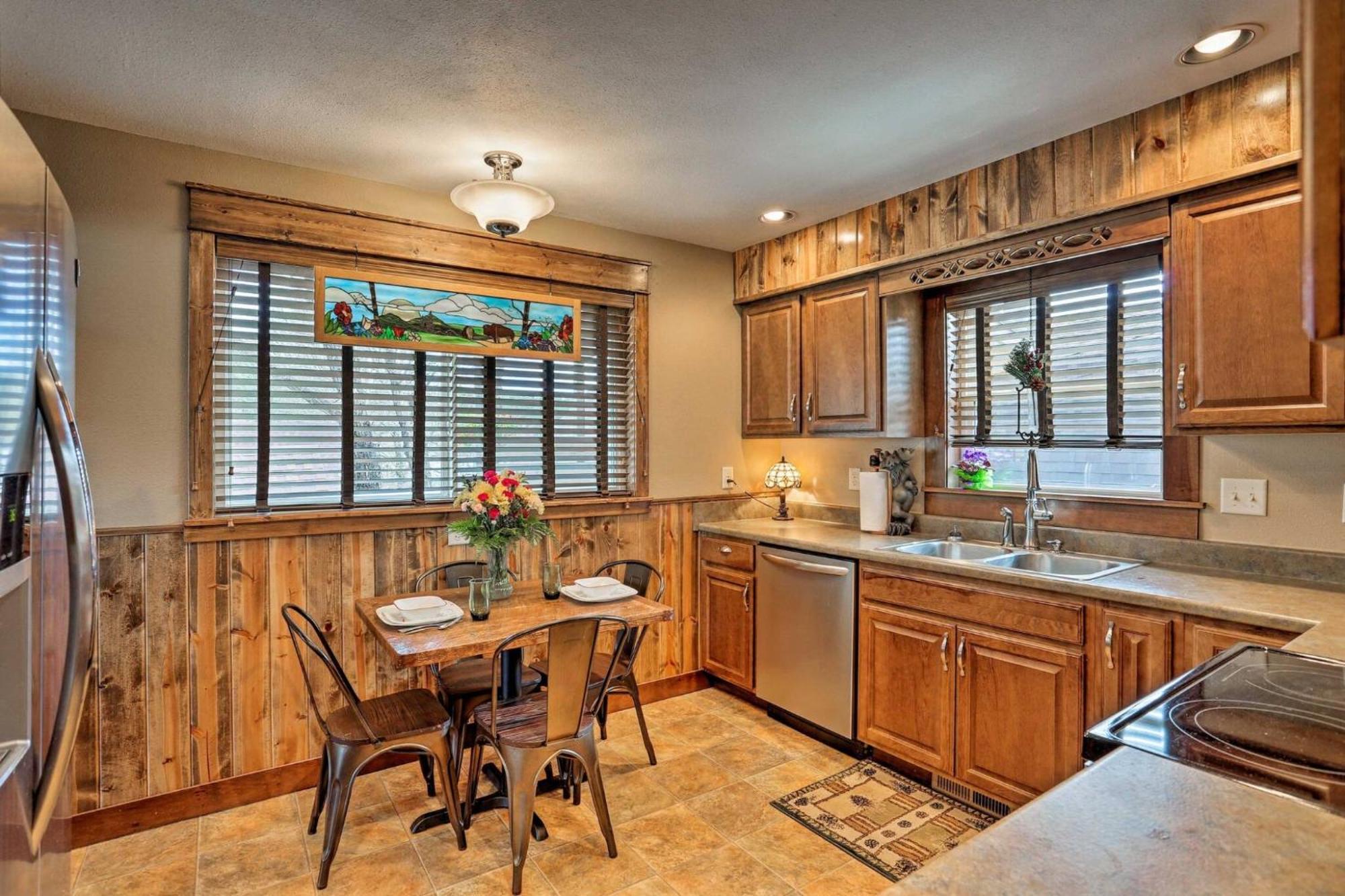 Cozy Custer Cottage W Deck: Walk To Shops Food エクステリア 写真