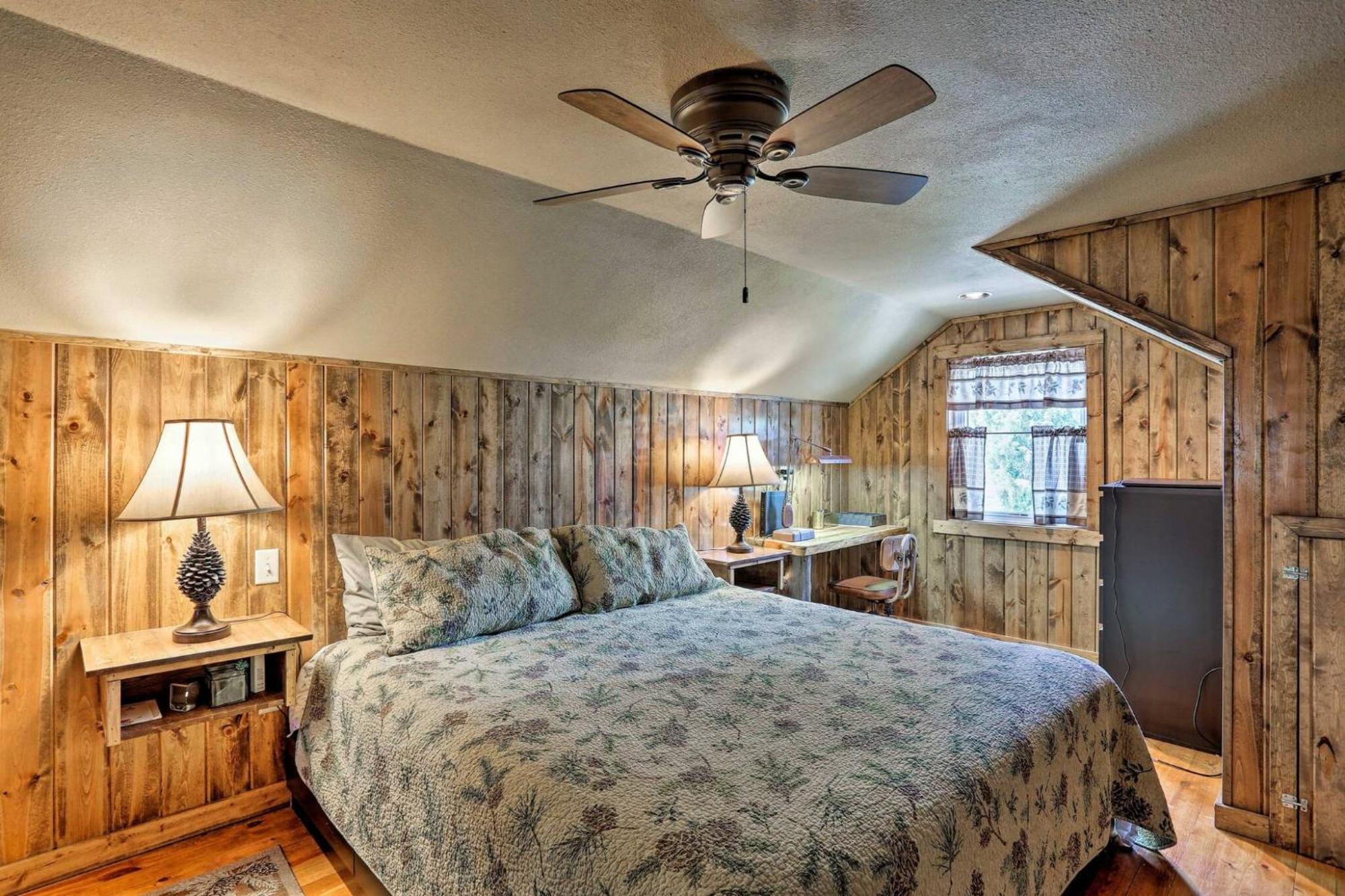 Cozy Custer Cottage W Deck: Walk To Shops Food エクステリア 写真